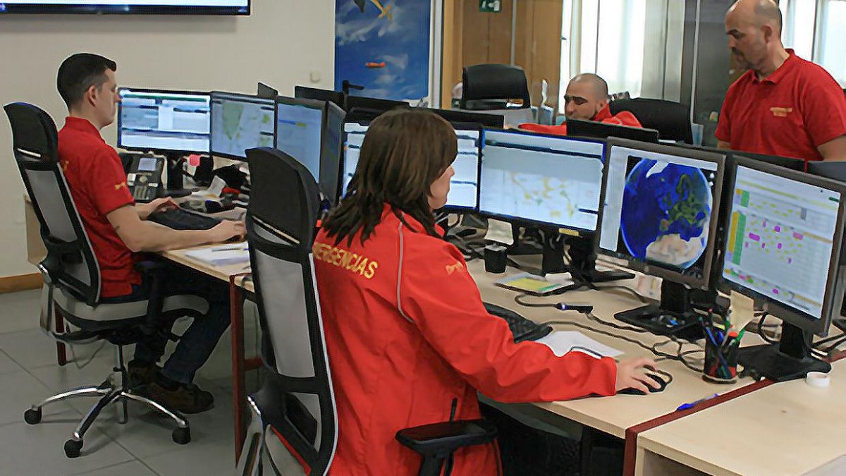 Personal trabajando en el centro de emergencias, en una foto de archivo.