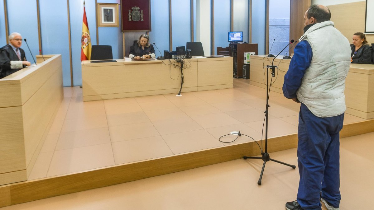 El acusado de apuñalar a su compañero de piso en Burgos durante el juicio.