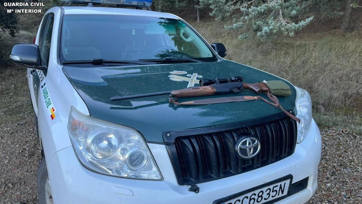 Un vehículo de la Guardia Civil con el rifle confiscado.