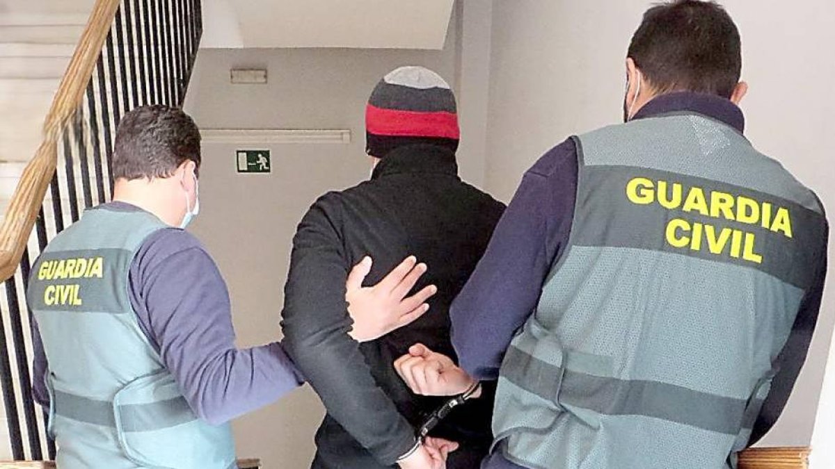Agentes de la Benemérita capturan a un prófugo de la justicia en Salamanca en una foto de archivo.