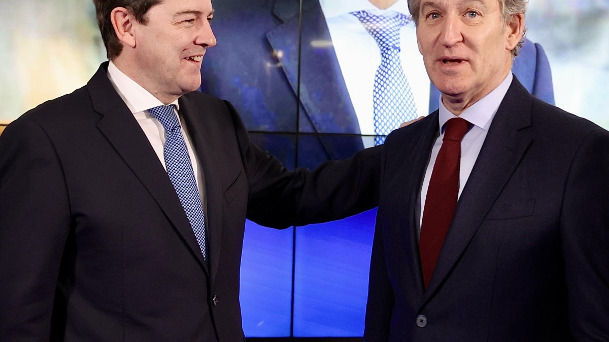 El presidente de la Junta de Castilla y León, Alfonso Fernández Mañueco, junto al líder del PP, Alberto Núñez Feijóo.