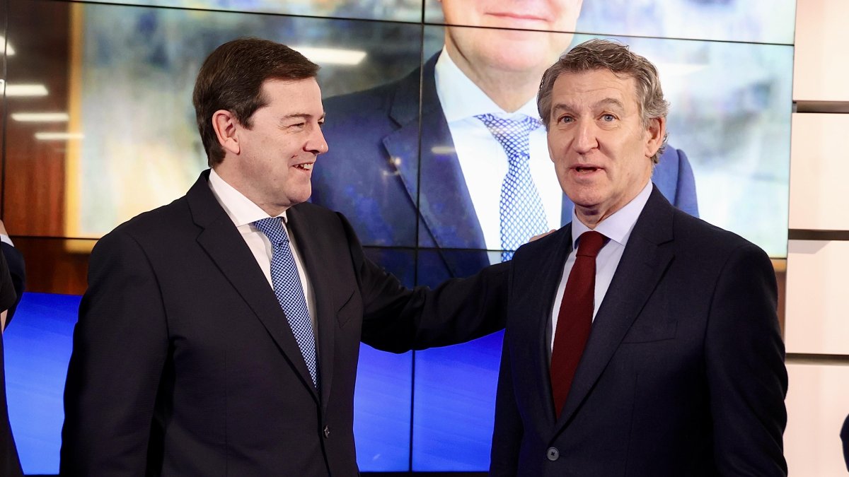 El presidente de la Junta de Castilla y León, Alfonso Fernández Mañueco, junto al líder del PP, Alberto Núñez Feijóo, en una imagen de archivo