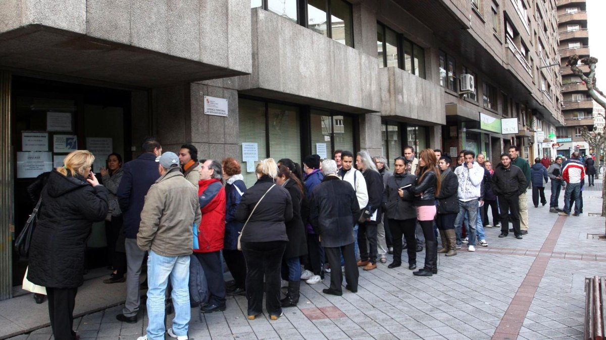 Colas para cobrar la Renta Garantizada de Ciudadanía en la Gerencia de Servicios Sociales de Valladolid, en una imagen de archivo.