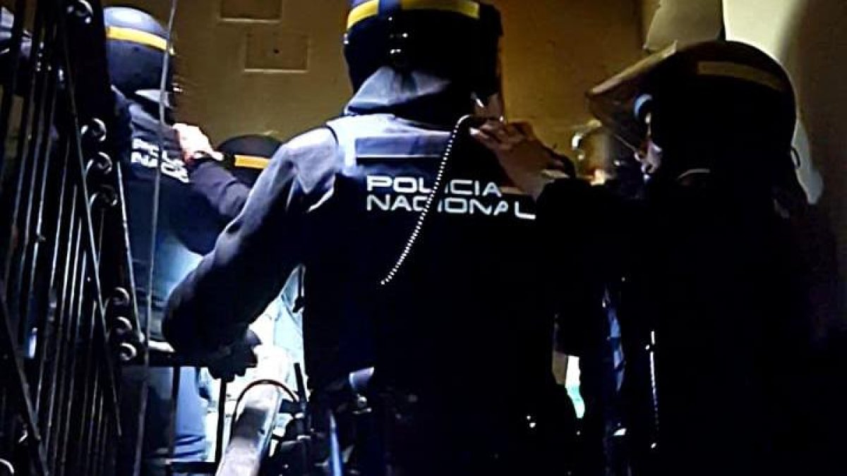 Imagen del momento de la entrada de los agentes a la viviienda de unos ivestigados.