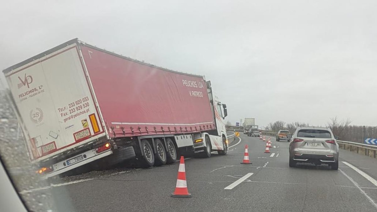 Retenciones en la A-62 tras salirse un camión de la vía