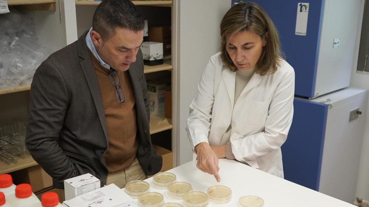 El diputado Javier Figueredo en el laboratorio de Prodestur.