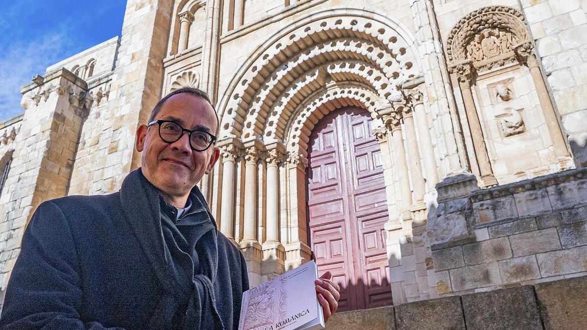 Miguel Ángel Hernández posa con su libro delante de la Puerta del Obispo de la catedral de Zamora