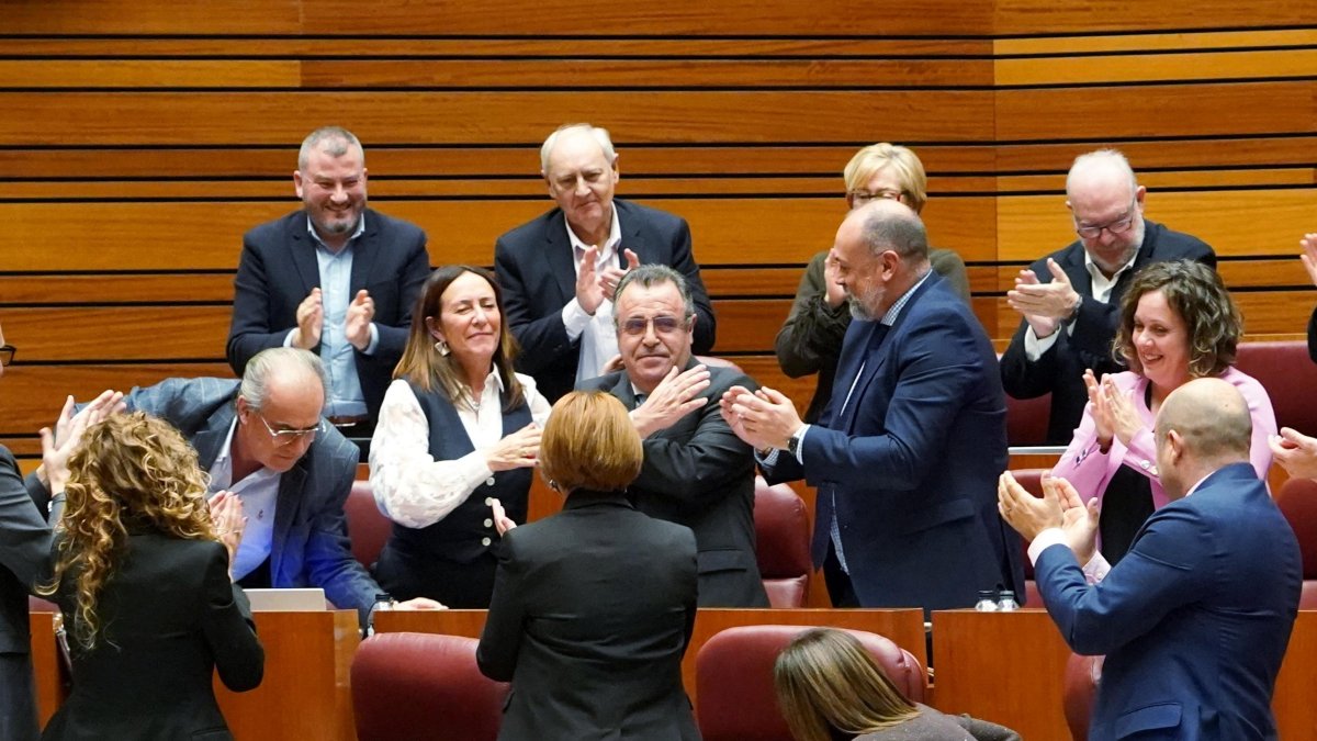Martín Benito recibe el aplauso unánime del hemiciclo tras su última intervención.
