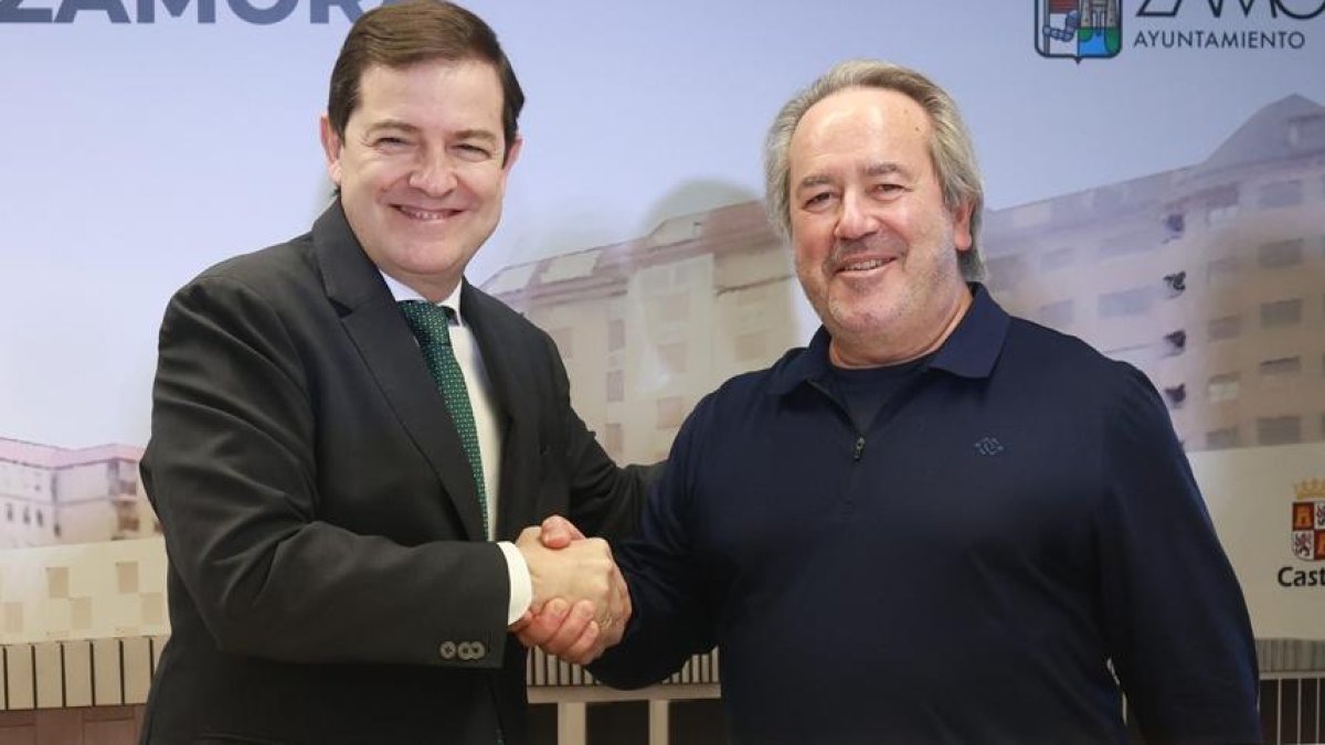 Alfonso Fernández Mañueco y Francisco Guarido en la firma del protocolo.