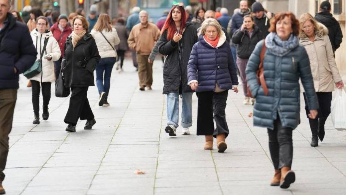 Transeúntes en el Paseo de Zorrilla de Valladolid en una foto de archivo.