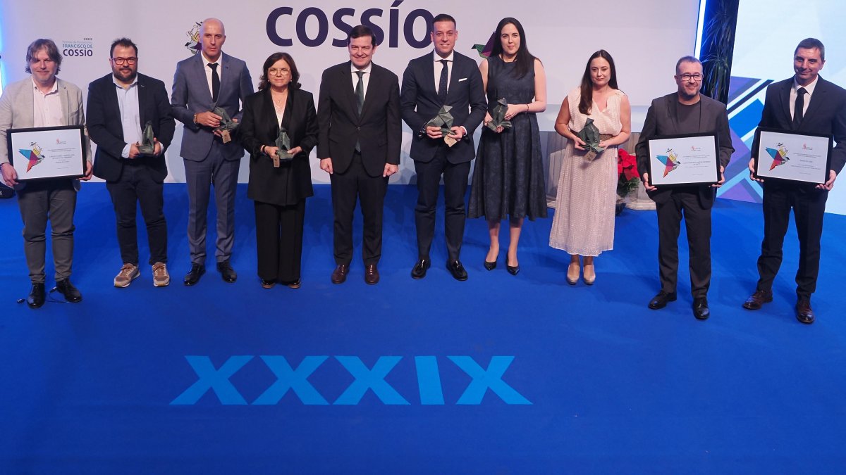 Los premiados posan con el presidente de la Junta, Alfonso Fernández Mañueco, en la foto de familia.
