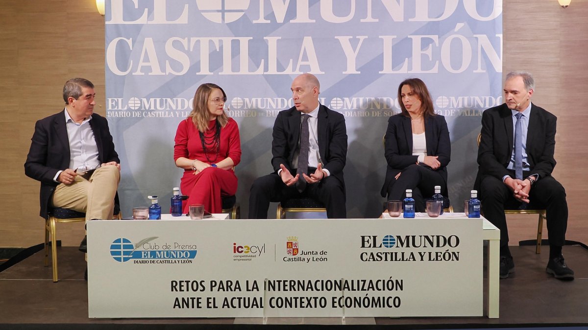 Pablo R. Lago, Elena Martín, Carlos Martín Tobalina, Carmen San Martín y Rafael Simón, en el club de prensa ‘Retos para la internacionalización ante el actual contexto económico’.