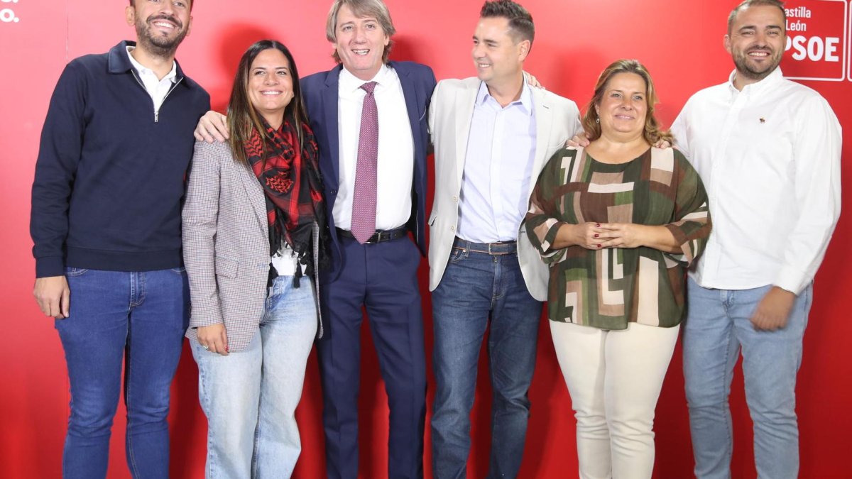 El secretario general del PSOE de Castilla y León, Carlos Martínez,después del proceso de primarias de candidatura a la Junta junto a parte de su equipo.
