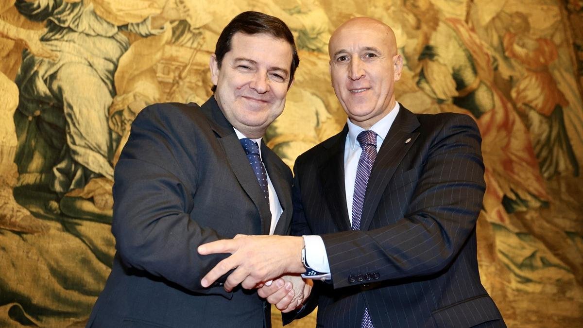 Alfonso Fernández Mañueco y José Antonio Diez, en la firma del convenio.