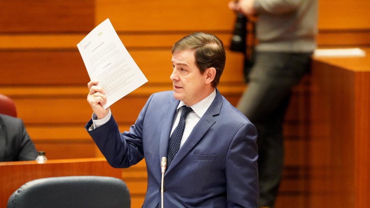 El presidente de la Junta, Alfonso Fernández Mañueco, durante una intervención en el pleno de las Cortes.