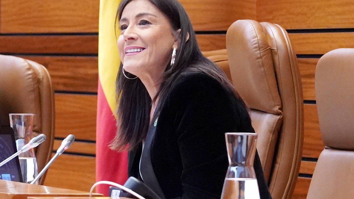La vicepresidenta segunda socialista Ana Sánchez se despide del hemiciclo en la última sesión plenaria de la legislatura.