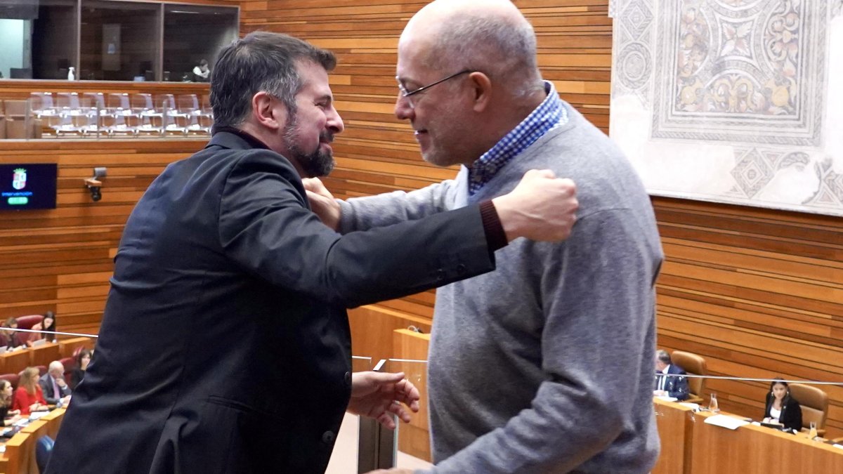 El ex secretario regional socialista Luis Tudanca y Francisco Igea se saludan en la última sesión plenaria de la legislatura.