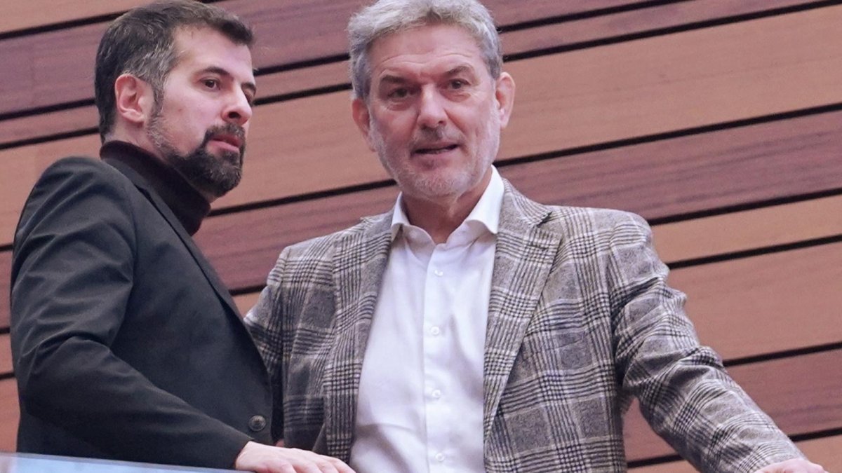 El ex secretario regional socialista Luis Tudanca junto a José Luis Vázquez en la última sesión plenaria de la legislatura.