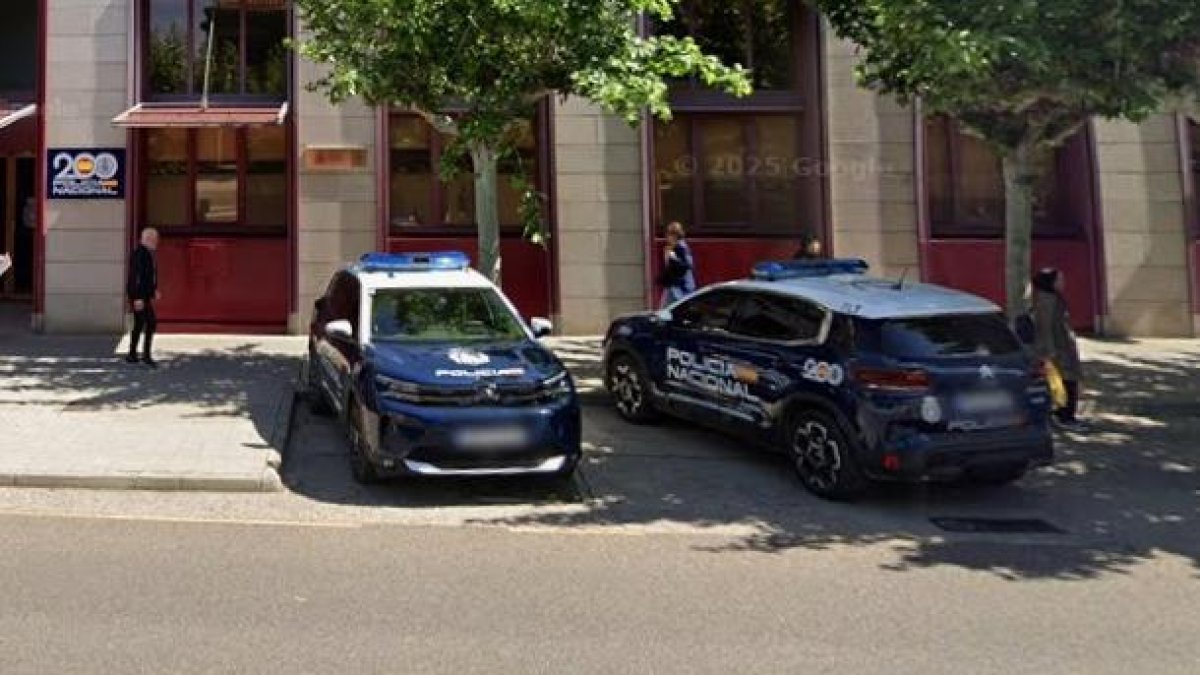 Dos coches de la Policía Nacional en la entrada a la Comisaría de Palencia.