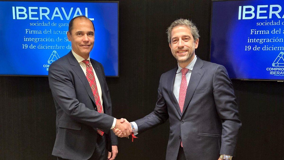 César Pontvianne y  Ramón Polvorosa firman la escritura de integración de la sociedad de garantía cántabra