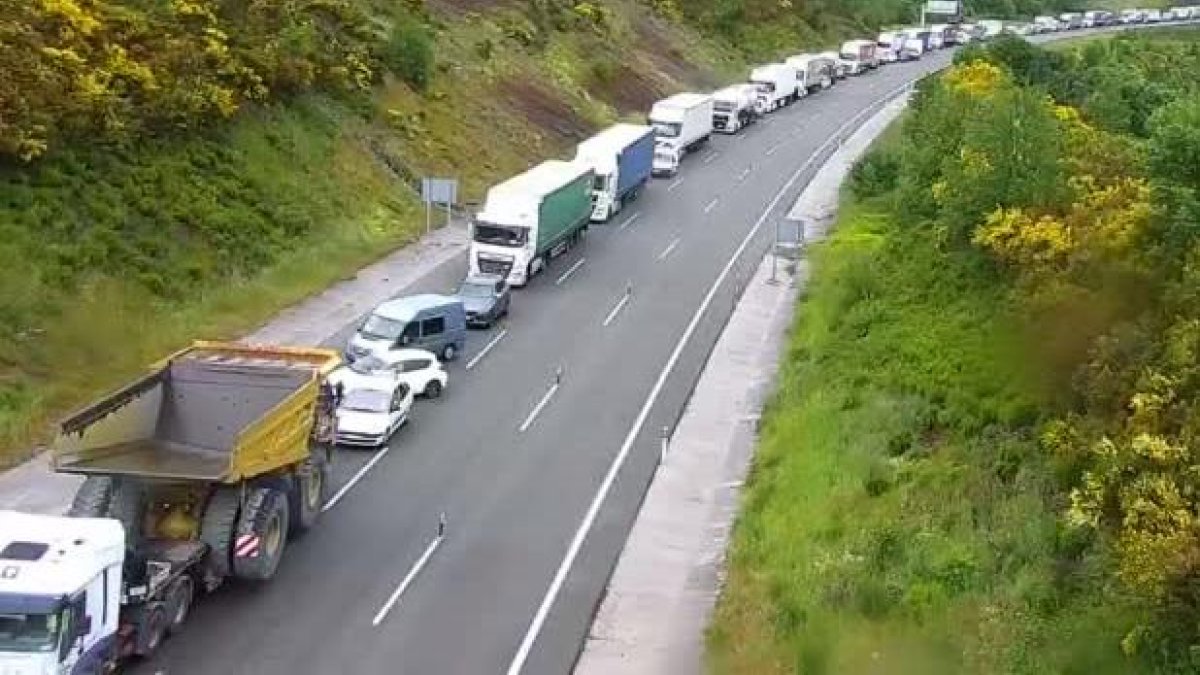 Camiones de mercancías en una carretera de El Bierzo en León.