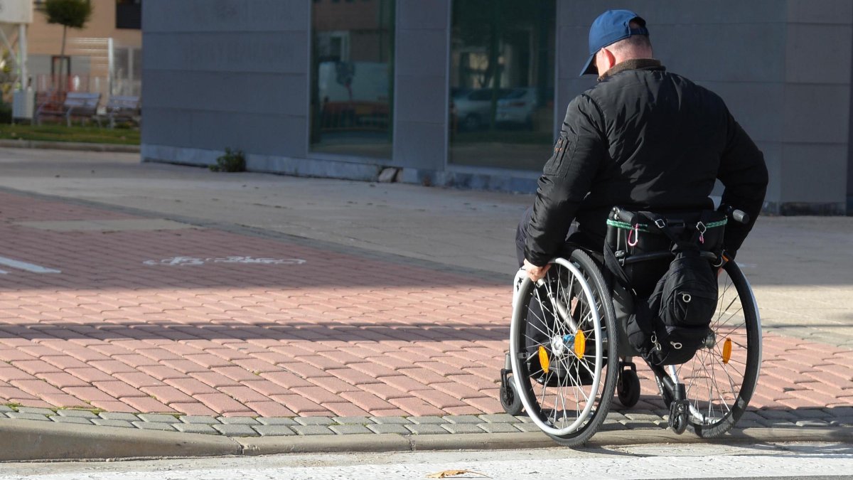 Una persona en silla de ruedas en una imagen