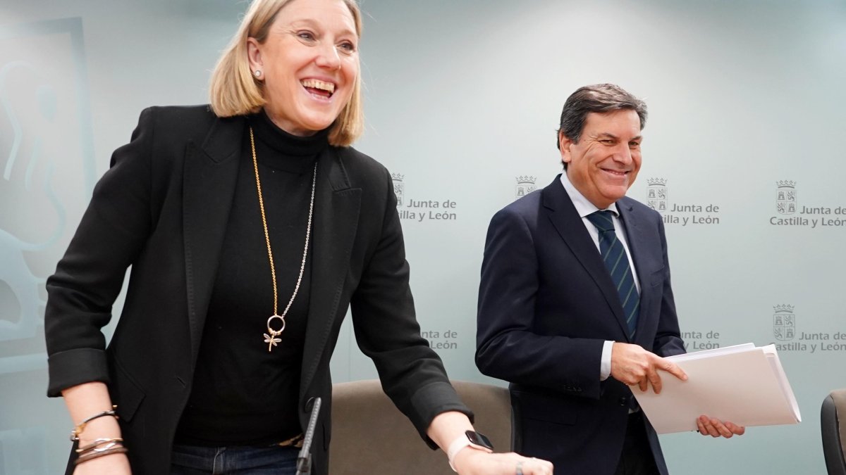 Isabel Blanco comparece tras el Consejo de Gobierno junto a Carlos Fernández Carriedo.