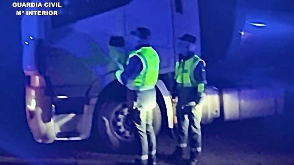 Agentes de la Guardia Civil junto al camión