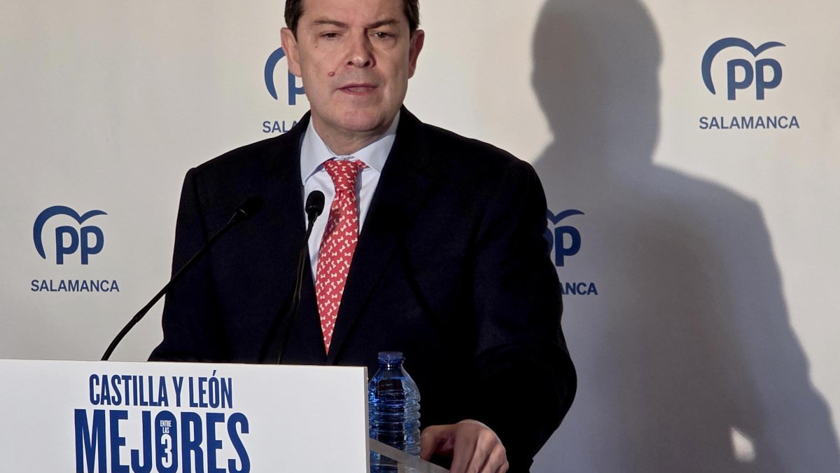 Fernández Mañueco durante su intervención en el encuentro navideño del PP de Ciudad Rodrigo.