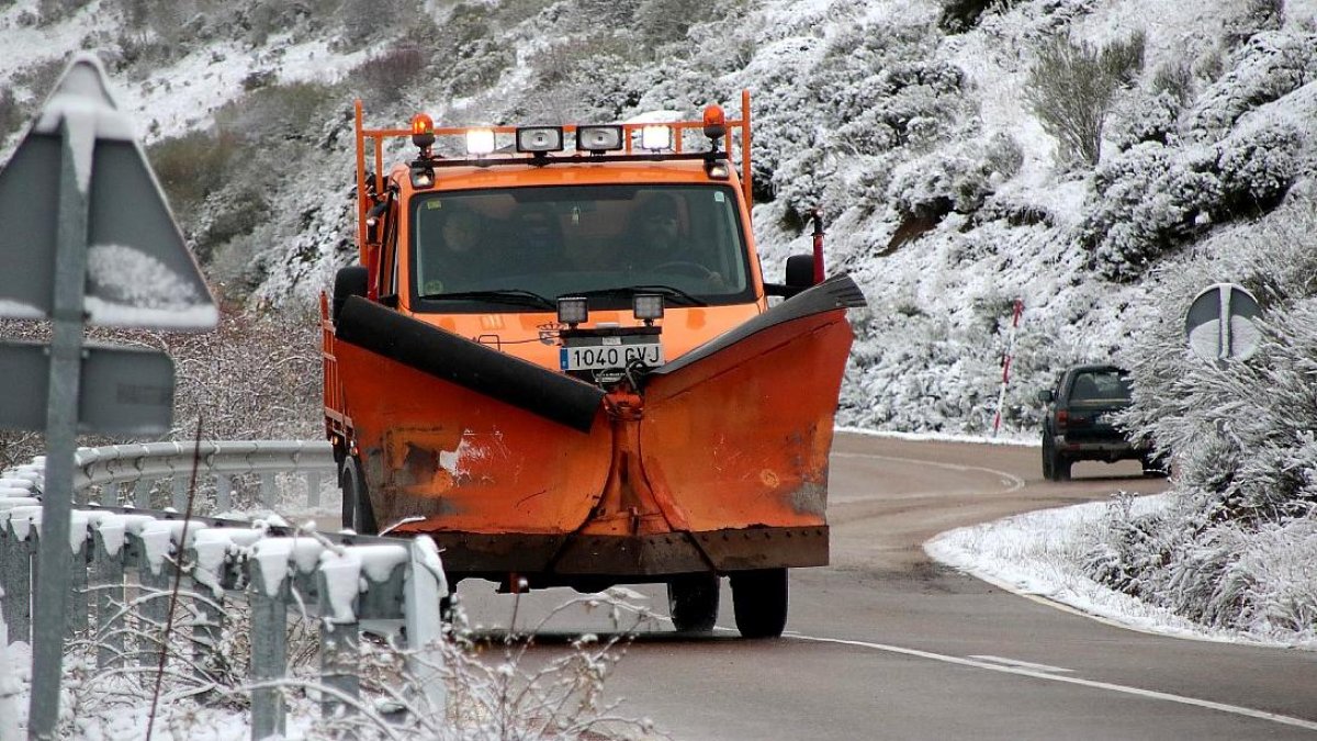 Nieve en las carreteras de la vertiente leonesa de la Cornisa Cantábrica en una foto de archivo.