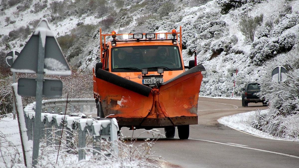 Nieve en las carreteras de la vertiente leonesa de la Cornisa Cantábrica en una foto de archivo.
