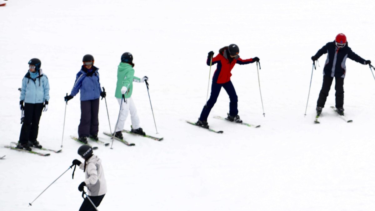 Un grupo de personas esquiando en la estación de esquí de San Isidro