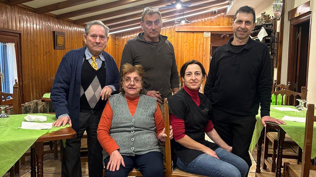 Bienvenida Carrasco ‘Bienve’ y Guillermo Sánchez con sus hijos Luis y Guillermo y su pareja María Ángeles en el comedor