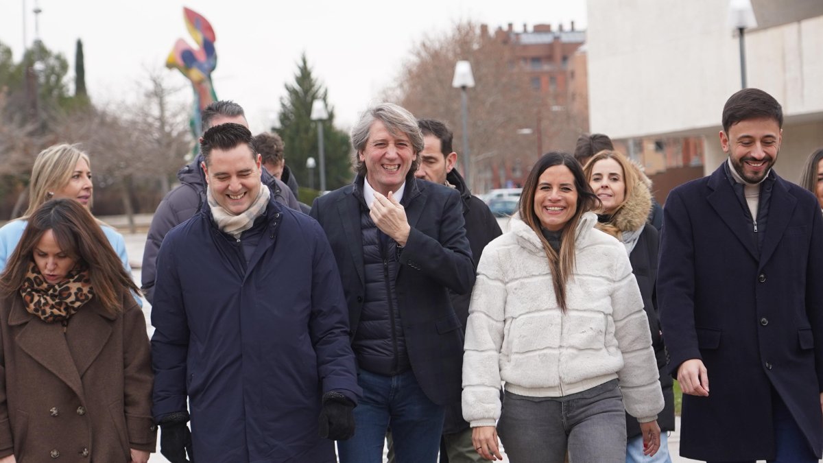 Carlos Martínez junto a los números uno y dos de las listas del PSOE a las elecciones autonómicas.