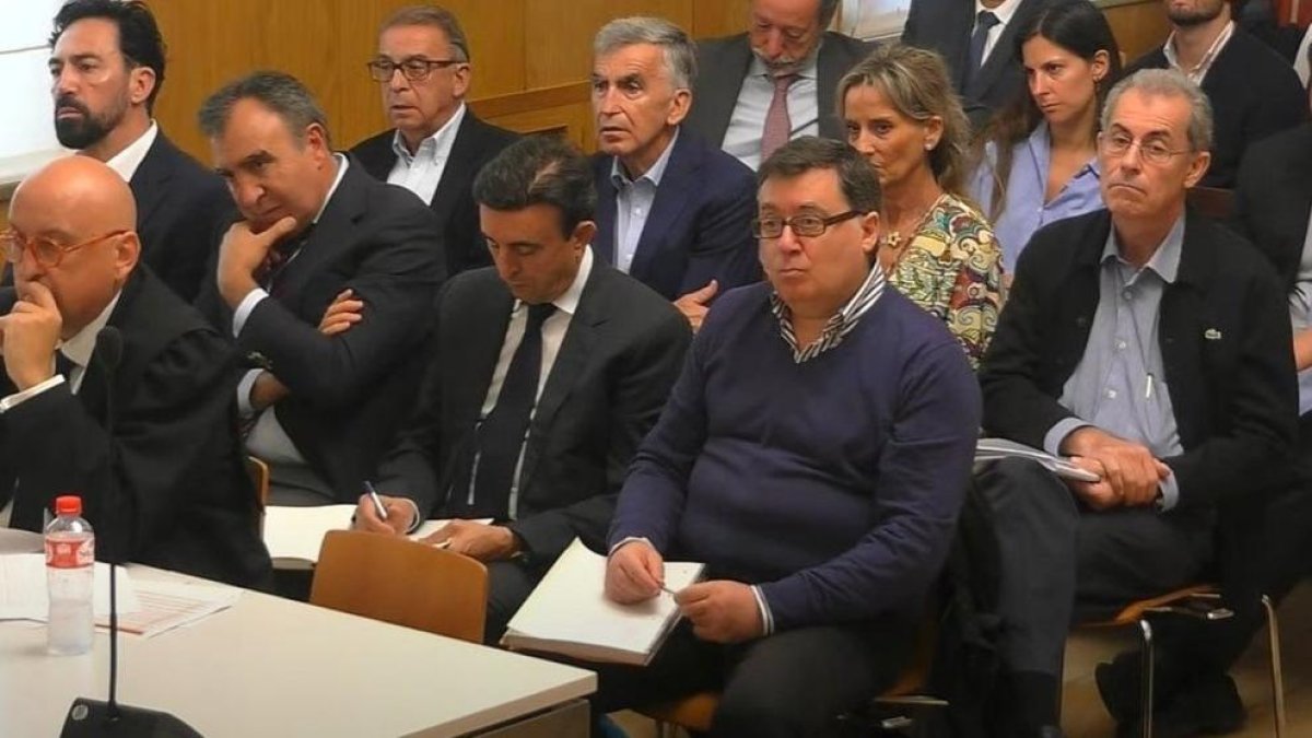 Acusados y sus defensas durante una jornada del juicio por la 'trama eólica'