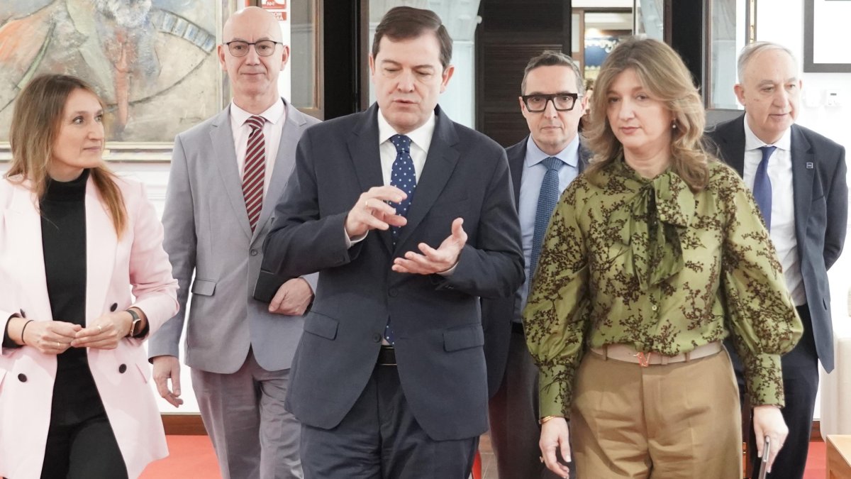 El presidente de la Junta, Alfonso Fernández Mañueco, junto a la consejera de Educación, Rocío Lucas, y los rectores de las cuatro universidades públicas.