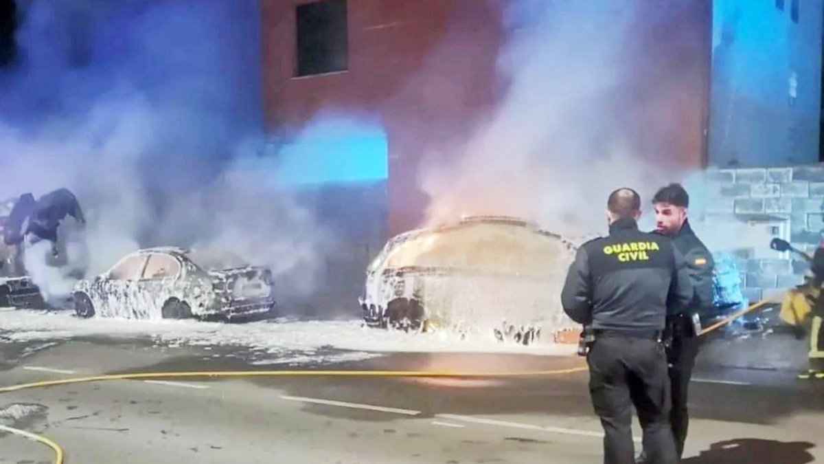 Vehículos incendiados con dos artefactos tipo cóctel molotov