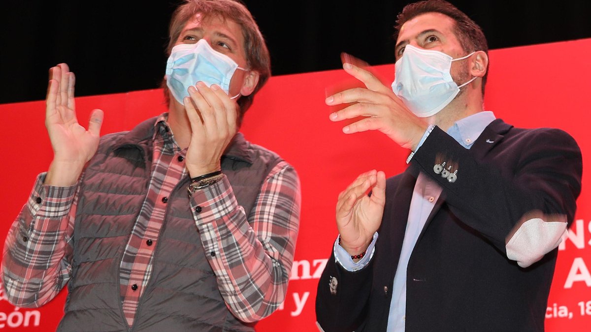 Carlos Martínez y Luis Tudanca, en el último consejo de alcaldes del PSOE de Castilla y León en septiembre de 2021.