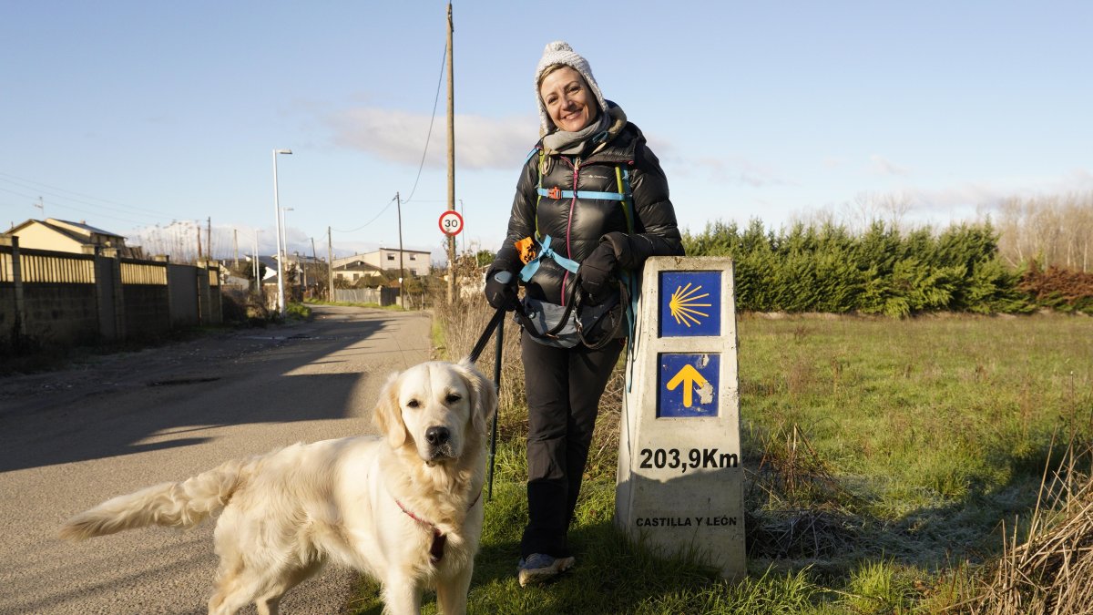 La actriz, cómica y presentadora abulense, Sara Escudero, junto a su perra Phoebe, a su paso por el Bierzo realizando el Camino de Santiago