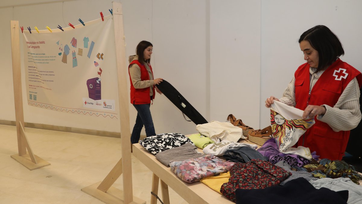 Exposición 'Mucha tela, Hilando un futuro sostenible', organizada por Cruz Roja y la Junta de Castilla y León, en centro de día de San Juanillo, sobre la economía circular