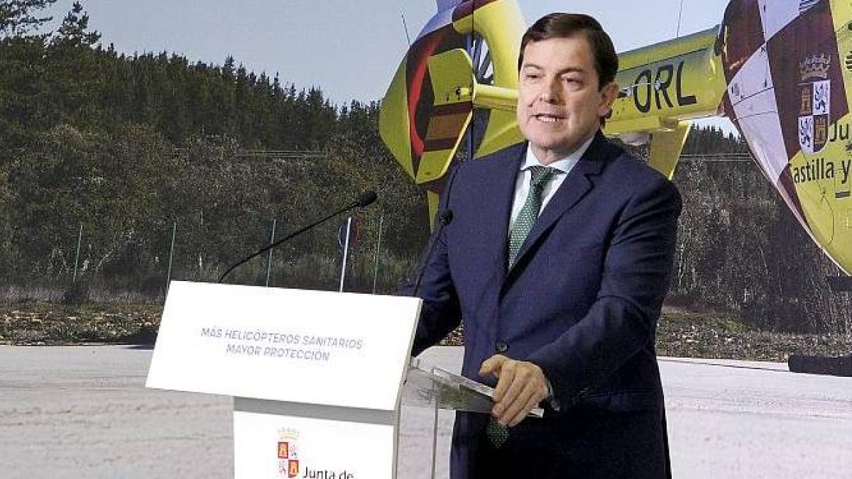 El presidente de la Junta de Castilla y León, Alfonso Fernández Mañueco, en la presentación de un nuevo helicóptero de emergencias sanitarias.