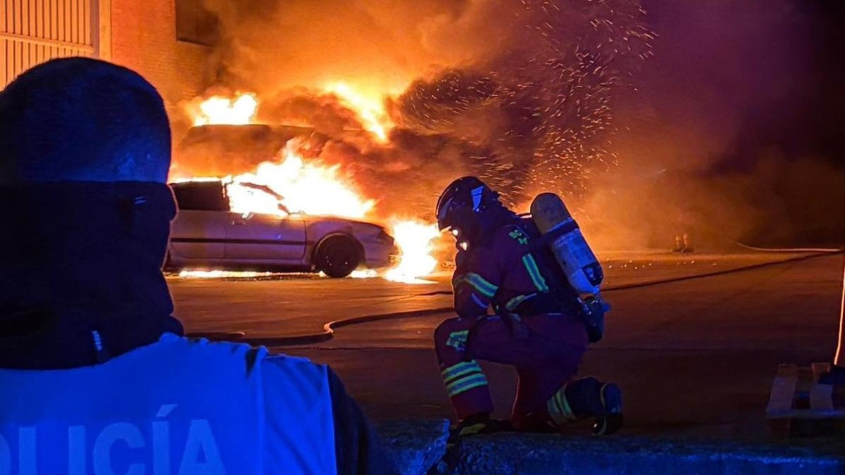 Tareas para sofocar el incendio que ha afectado a seis vehículos y una empresa en la capital palentina.