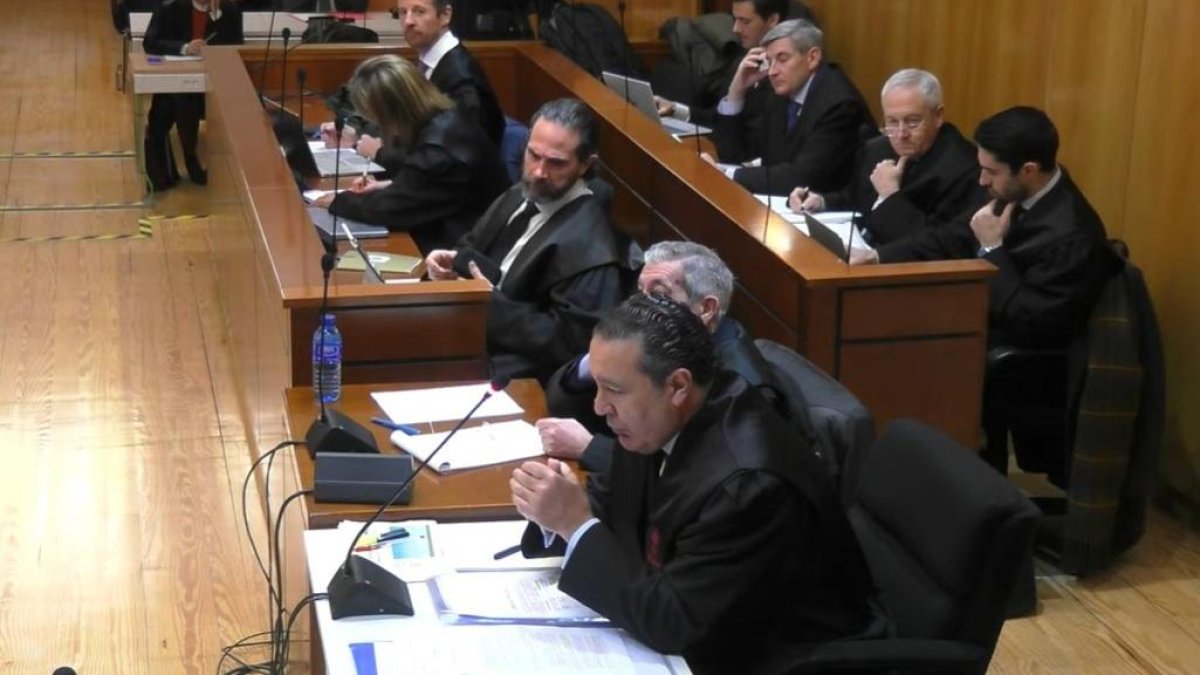 Archivo - El abogado de defensor de Rafael Delgado, en primer plano, durante la exposición de su informe en el juicio de la 'trama eólica'.
