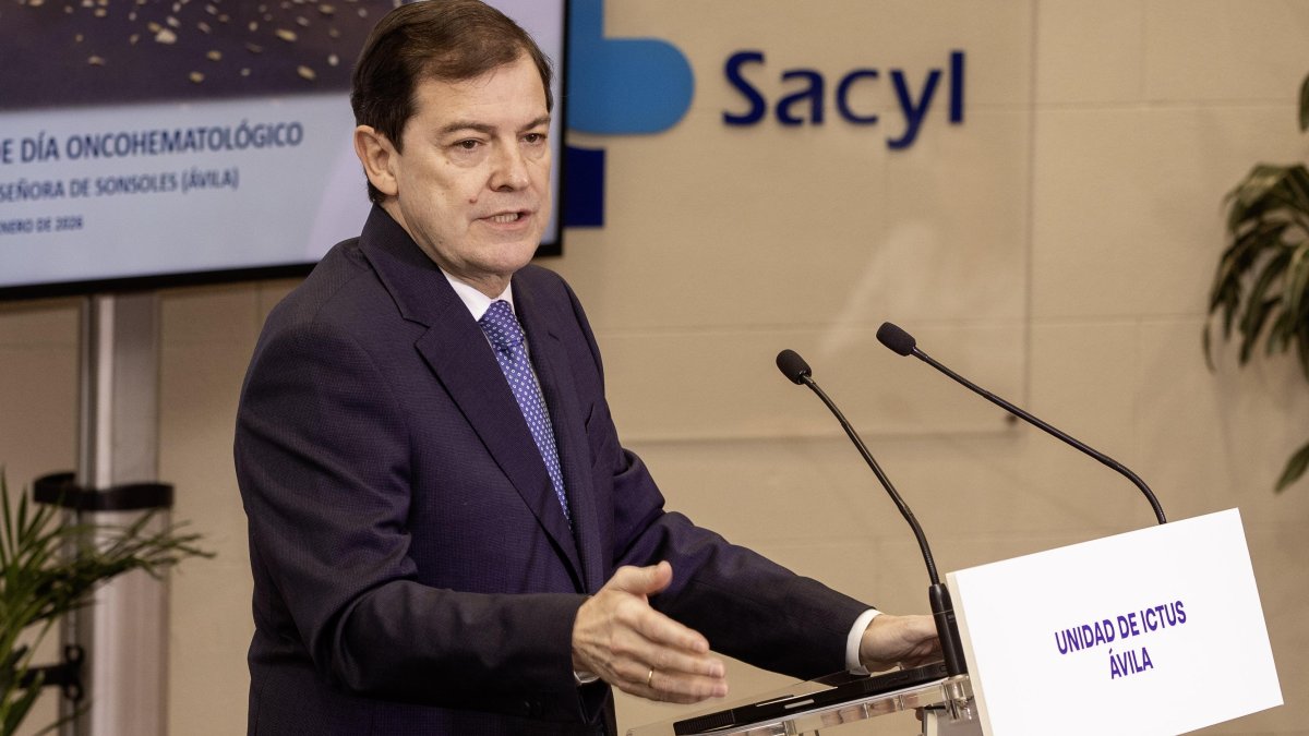 El presidente de la Junta de Castilla y León, Alfonso Fernández Mañueco, visita el Hospital Nuestra Señora de Sonsoles de Ávila.