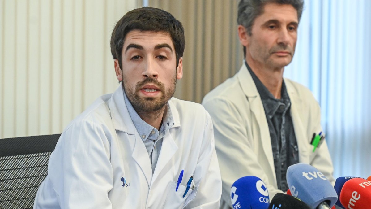 El gerente del HUBU, Carlos Cartón, y el jefe del servicio de Oncología, Enrique Lastras, en la rueda de prensa tras estallar el caso, en una imagen de archivo