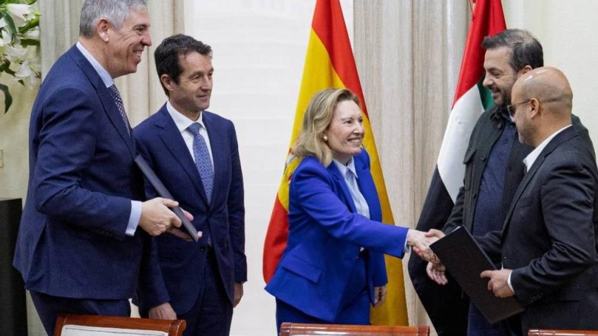 José Vicente de los Mozos, Ángel Escribano, Amparo Valcarce, Faisal Al Bannai y Hamad Al Marar tras la firma del acuerdo, este martes en Madrid.