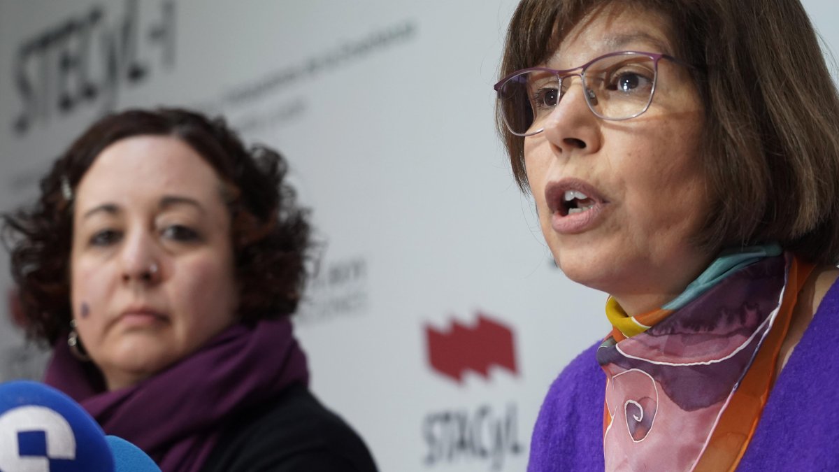 La portavoz de Stecyl-i, Christina Fulconis (D), y la responsable de acción sindical de Stecyl-i, Teresa Vicente (I)