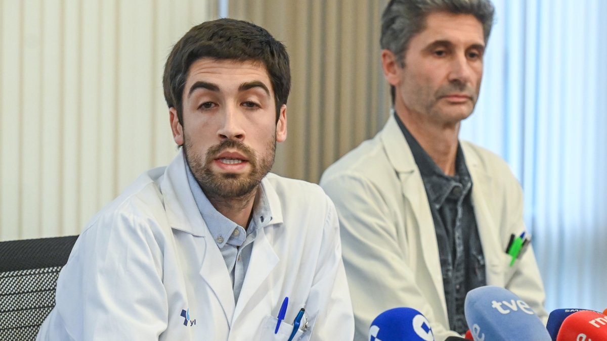 El gerente del Hospital Universitario de Burgos, Carlos Cartón, y el jefe de Oncología, Enrique Lastras, en la rueda de prensa de este martes
