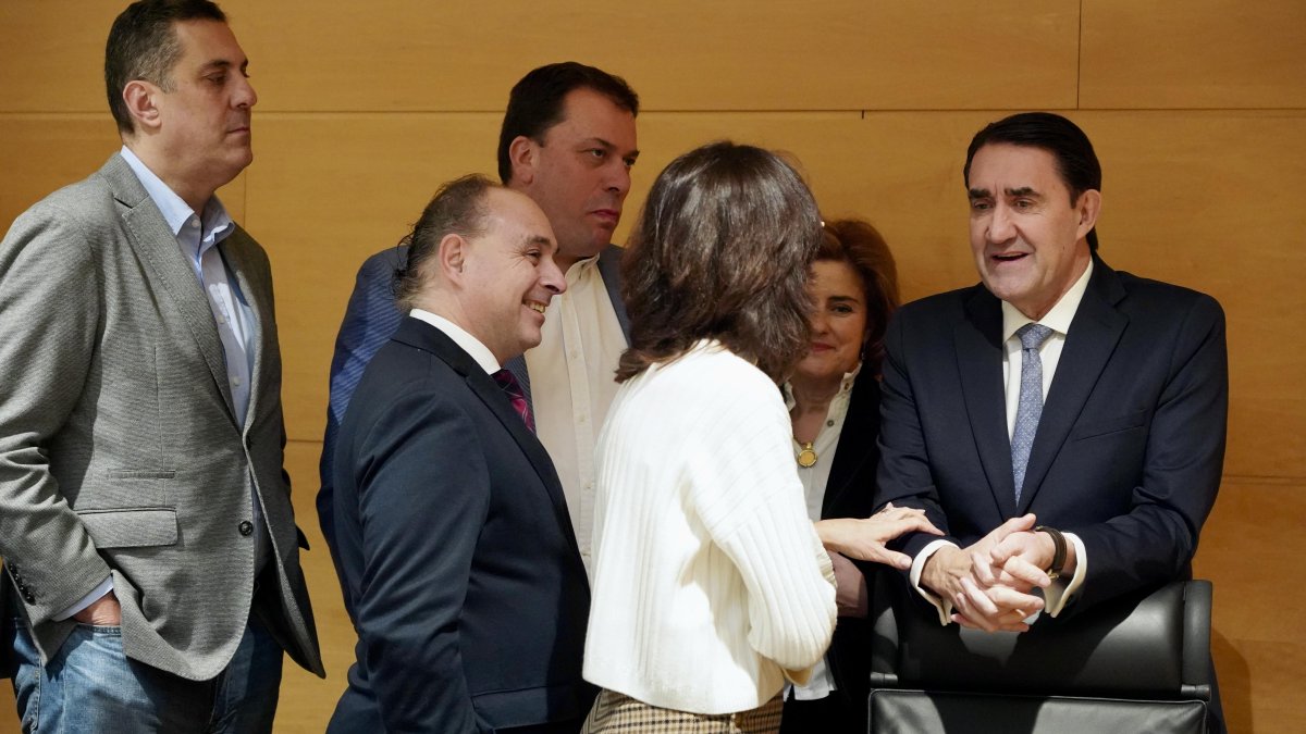 El consejero de Medio Ambiente, Juan Carlos Suárez Quiñones, antes de su comparecencia en las Cortes.