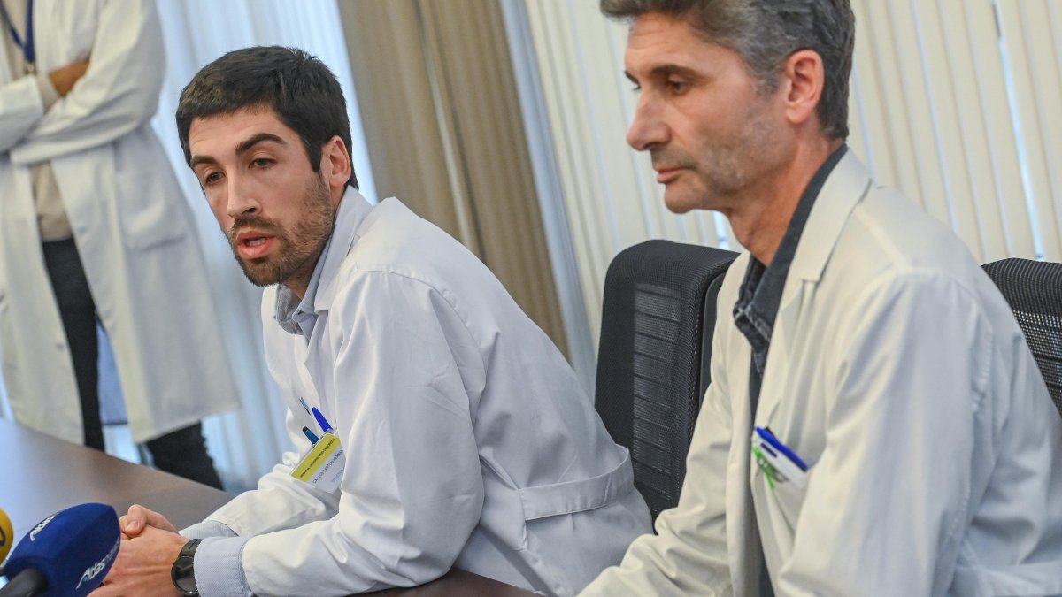 El gerente del Hospital Universitario de Burgos, Carlos Cartón (I), y el jefe del servicio de Oncología del HUBU, Enrique Lastras (D), ofrecen una rueda de prensa para explicar el error que causó la muerte de dos pacientes